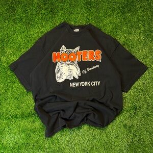 RARE Hooters Thick Cotton Vintage NYC "Off Broadway" Sports Bar x Y2K 2000s Tee